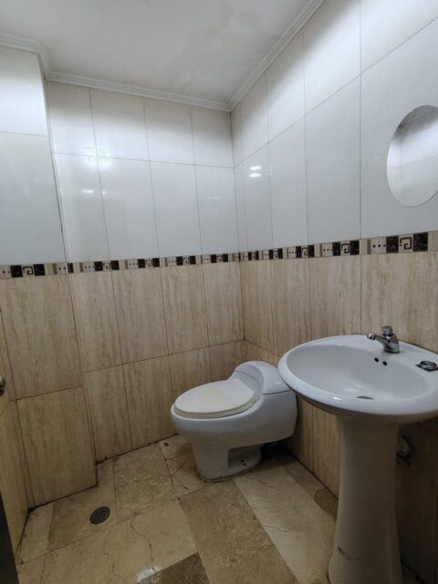 Vista completa de la oficina amueblada